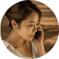 お電話をしている女性