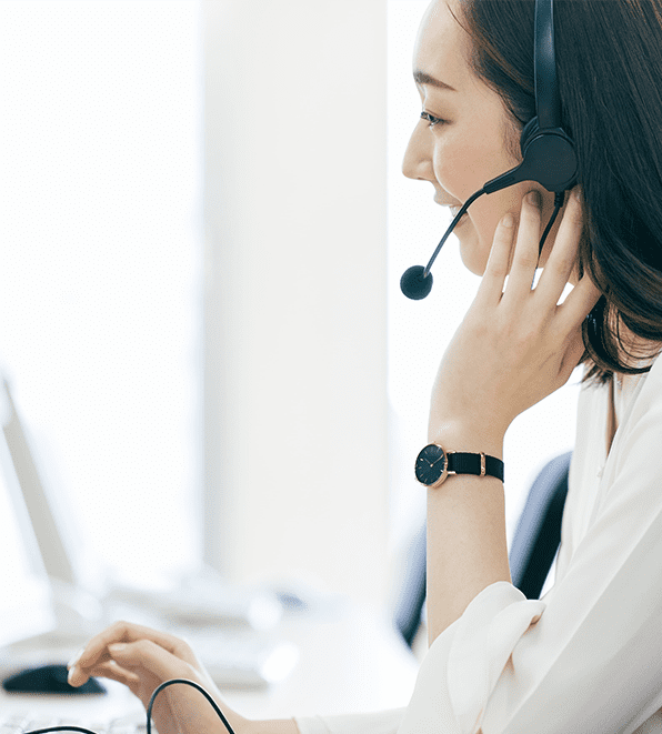 サービスを紹介する女性